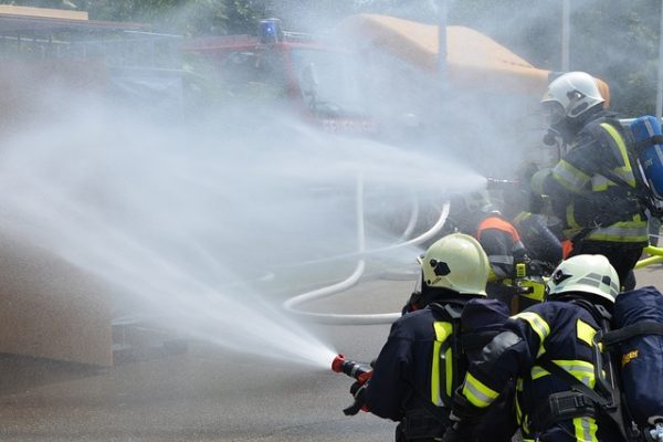 Intervention sur borne d'incendie pour contrôle de débit et maintenance disponible avec Hp2O.